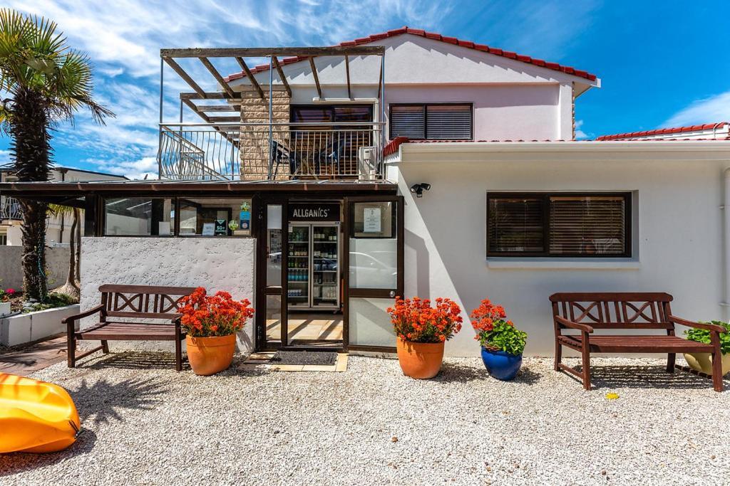 Onetangi Beach Apartments Εξωτερικό φωτογραφία